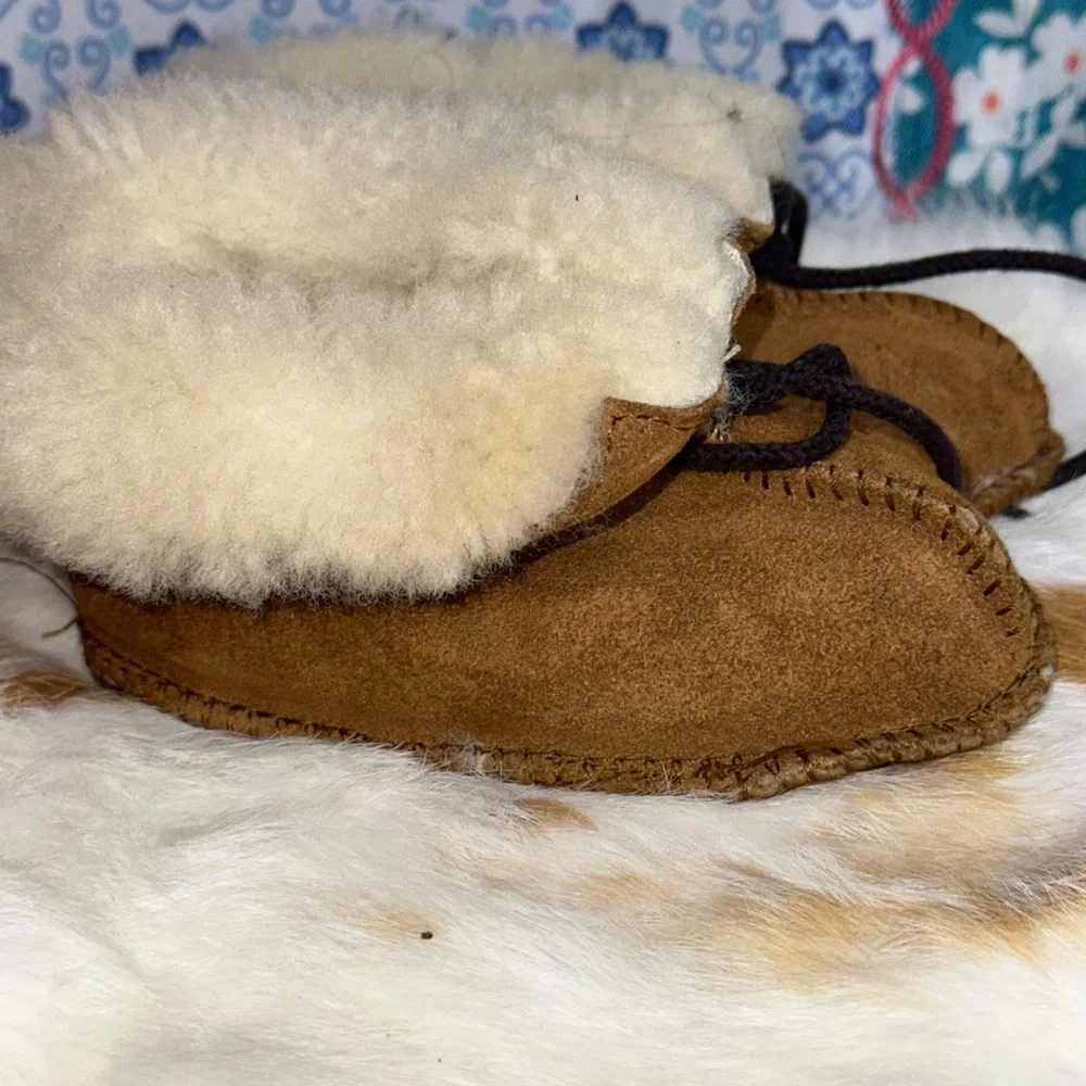 Minnetonka Brown Shearling Baby Mittens
